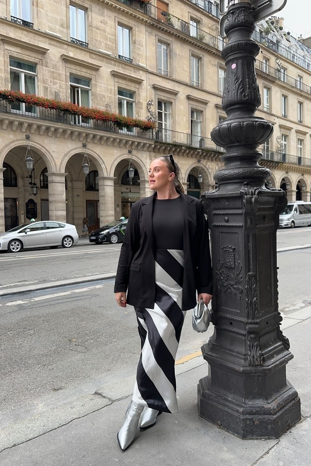 24 Midsize Office Outfits With Blazers Trousers and Midi Skirts