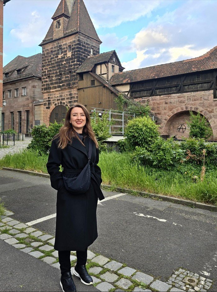 Build a Practical All-Black Trench Outfit for Walking Days
