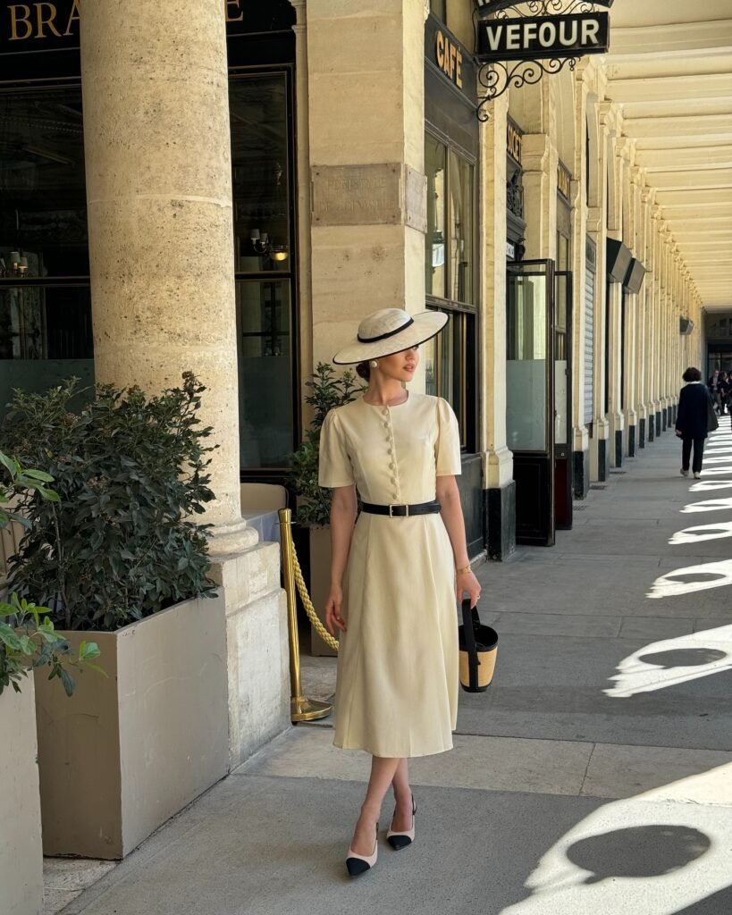 Cream Belted Shirt Dress With a Wide-Brim Hat_shlaikovaelena_