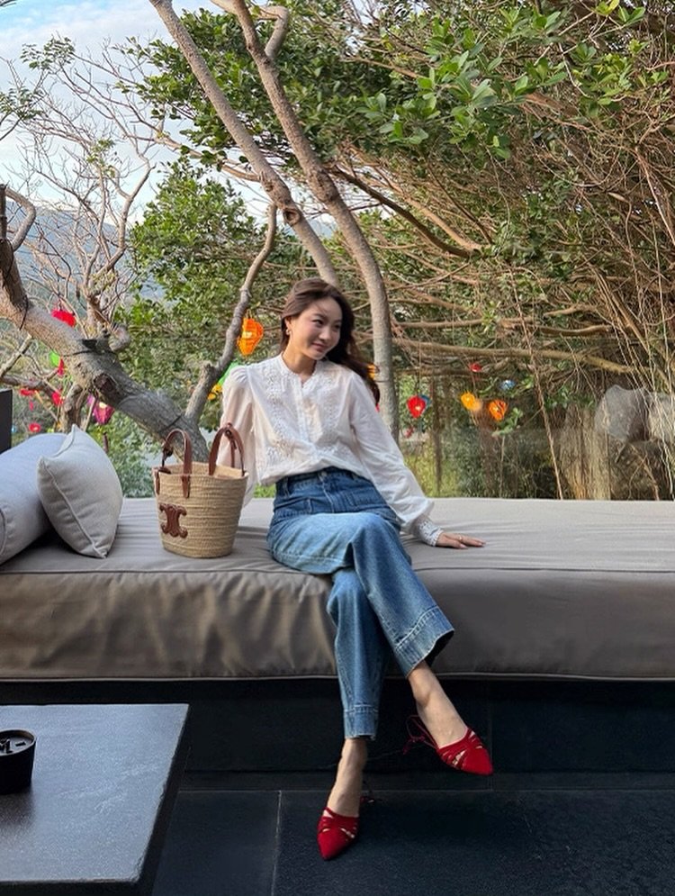 White Embroidered Blouse With Cropped Jeans and Red Flats_retrolady_corner