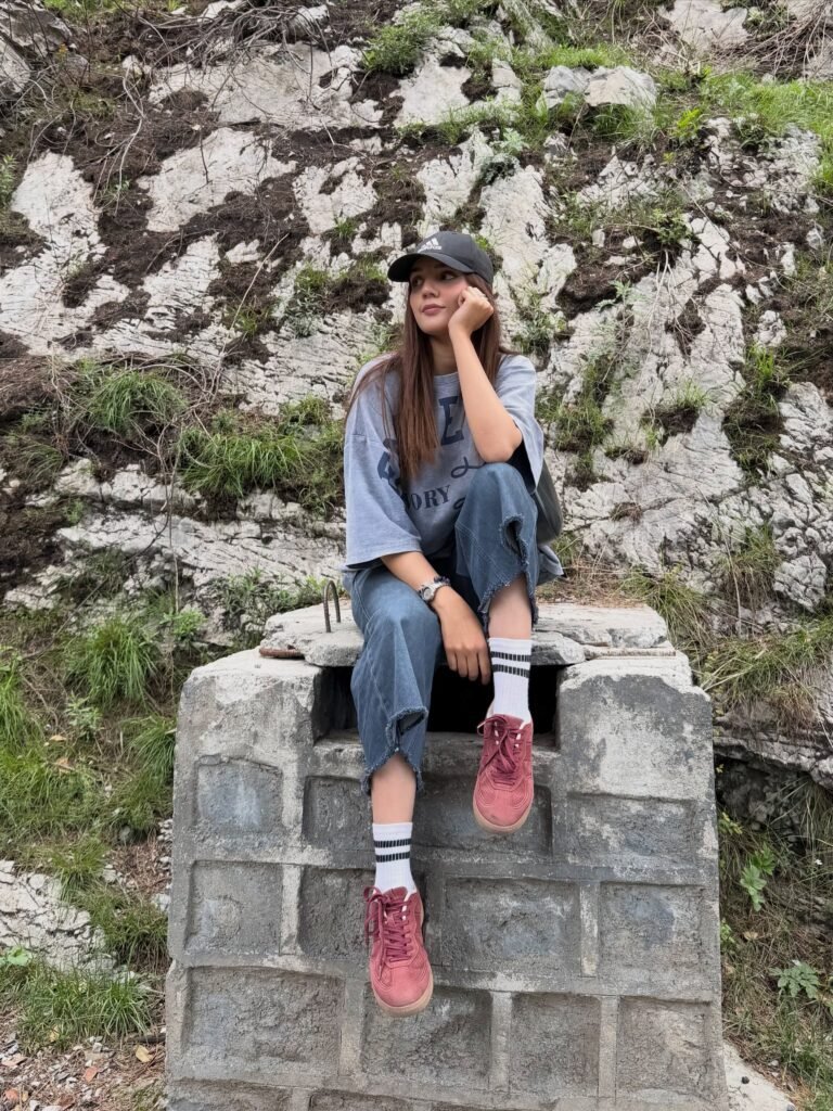 Oversized Tee, Cap, and Washed Denim for Off-Duty School Days