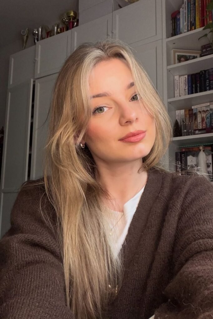 Soft Beige Blonde With a Shadowed Root