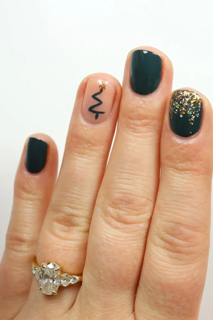 A Zigzag Christmas Tree on Short Forest Green Nails